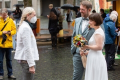 während der Hochzeit von Anna und Jan am Freitag (27.08.2021) im Standesamt in Braunschweig. Foto: Florian Kleinschmidt